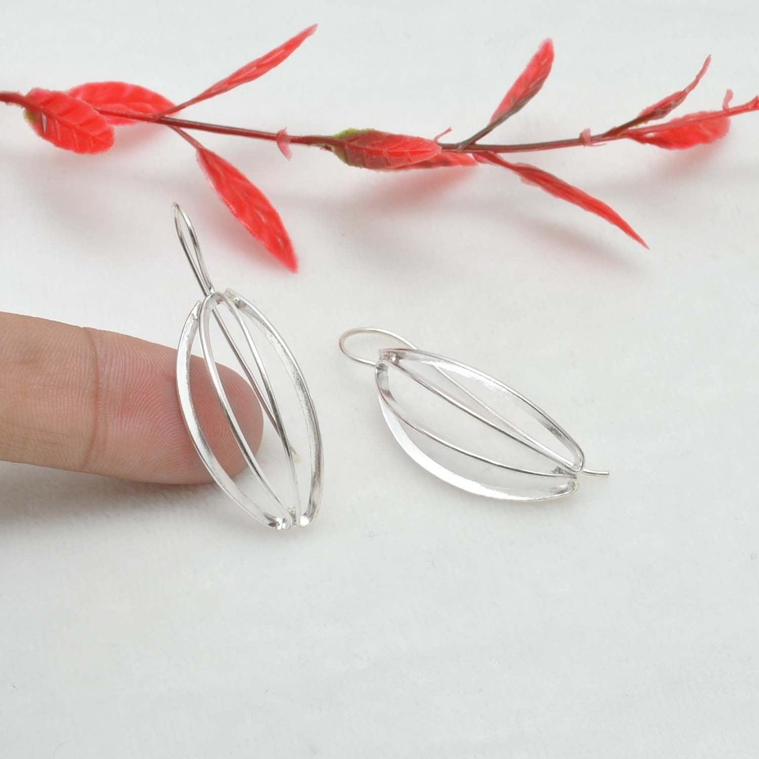 Women's Fashion Curved Drop Dangle Earring - Kanish