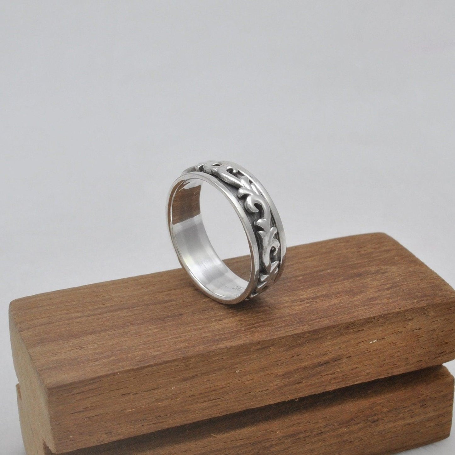 Floral Band Spinner Ring Size 11 Kanish
