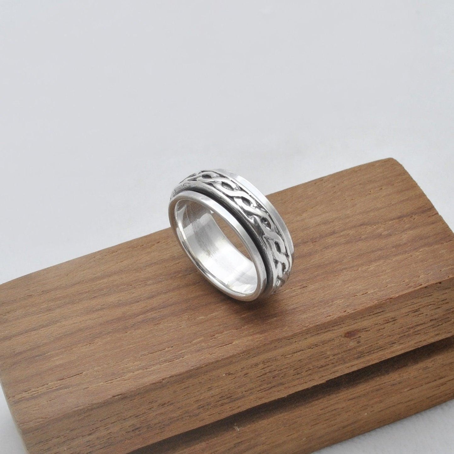 Spinner Silver Curb Band Ring Size 7 Kanish